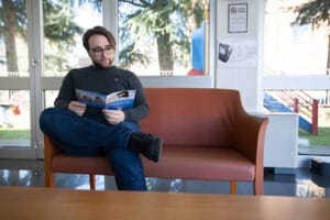 persona che cerca di capire come vincere la paura del dentista